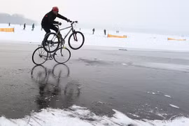 55 tuổi vẫn biểu diễn mạo hiểm bằng xe đạp trên băng