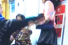 Con ngỗ ngược đánh mẹ chì vì không được chơi điện thoại