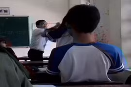Thầy giáo và nữ sinh đánh nhau "túi bụi" tại lớp học