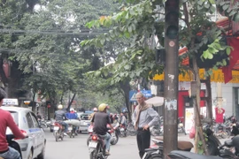 Căng thẳng như... sang đường ở phố cổ