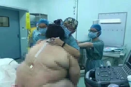 16 bác sĩ mổ đẻ cho sản phụ nặng gần 130kg