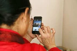 Mẹ cô đơn thuê "con gái" cùng du lịch