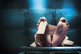 Tỉnh dậy trong nhà xác sau đêm say bí tỉ