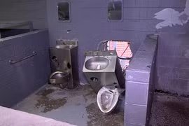 Phá dỡ bồn cầu để vượt ngục