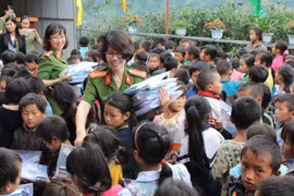 Cùng nâng bước tiếp sức học sinh vùng cao đến trường