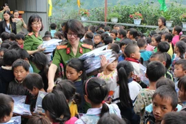 Cùng nâng bước tiếp sức học sinh vùng cao đến trường