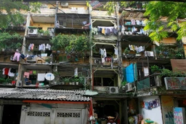 "Tạo điều kiện" ở các khu đất vàng gây khó cho cải tạo chung cư cũ