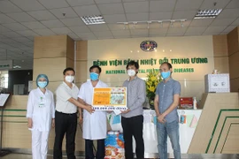 Món quà tiếp sức y bác sĩ nơi "tuyến đầu của tuyến đầu" trên mặt trận chống Covid-19