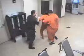 Tù nhân cứu sống quản ngục bị tấn công trong tù