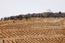 Đau lòng cảnh huyệt mộ nạn nhân san sát sau vụ đánh bom đám cưới Thổ Nhĩ Kỳ