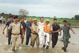 Quan chức Ấn Độ bị chế giễu vì để cấp dưới khênh qua nước lũ 