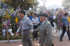 Hàng trăm đoàn khách, cả nghìn người dân vào viếng ông Nguyễn Bá Thanh