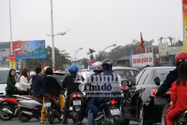 Đổ xô đi mua hoa giá rẻ gây ùn tắc cục bộ trên đường Âu Cơ