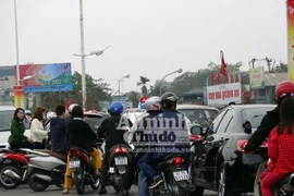 Đổ xô đi mua hoa giá rẻ gây ùn tắc cục bộ trên đường Âu Cơ