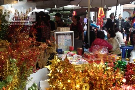 Dịch vụ đổi tiền lẻ vẫn ngang nhiên hoạt động tại Bia Bà