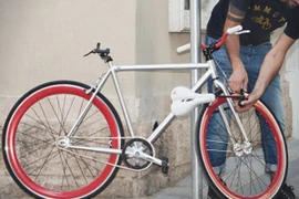 Tên trộm thản nhiên vào ngõ lấy xe đạp "xịn"