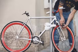 Tên trộm thản nhiên vào ngõ lấy xe đạp "xịn"