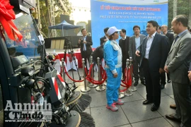 Hà Nội tiếp nhận 12 xe quét, hút bụi trị giá hơn 20 tỷ đồng