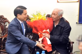 Chủ tịch UBND TP Hà Nội Nguyễn Đức Chung thăm gia đình chính sách