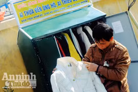 Ấm tình người tủ quần áo "ai thừa ủng hộ, ai thiếu lấy đi"