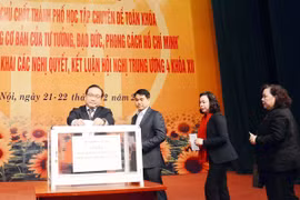 Hà Nội: Cán bộ chủ chốt quyên góp ủng hộ đồng bào miền Trung bị ảnh hưởng lũ lụt