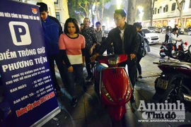 Hồ Gươm đêm cuối năm: Ấn tượng với các điểm trông giữ xe của tuổi trẻ Công an Hà Nội