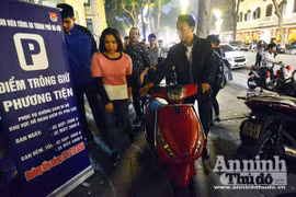 Hồ Gươm đêm cuối năm: Ấn tượng với các điểm trông giữ xe của tuổi trẻ Công an Hà Nội