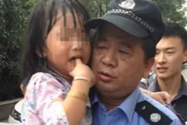 Bé gái bị bỏ quên trong ô tô may mắn sống sót