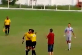 Sốc: Thay vì rút thẻ, trọng tài rút... súng ngay trên sân