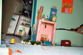 Nhà 2 tầng sụp lún, người dân nháo nhào thoát thân