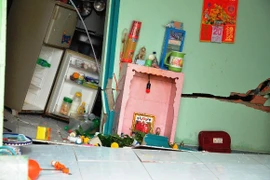 Nhà 2 tầng sụp lún, người dân nháo nhào thoát thân