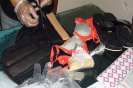 Thủ đoạn tinh vi – độn ma túy vào áo ngực