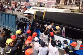 Xe khách tông xe tải, tài xế tử vong kẹt cứng trong ca bin