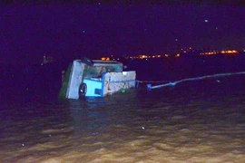 Chìm sà lan ở Cần Giờ, 4 người thoát chết