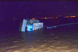 Chìm sà lan ở Cần Giờ, 4 người thoát chết