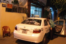 Dùng dao uy hiếp tài xế taxi cướp tài sản 