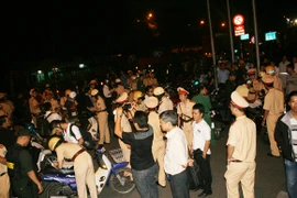 Hàng trăm cảnh sát xử lý mạnh ở "điểm nóng ăn chơi"