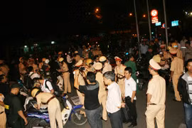 Hàng trăm cảnh sát xử lý mạnh ở "điểm nóng ăn chơi"