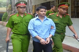 Vợ thua bạc, chồng tổ chức cướp sòng