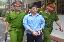 Vợ thua bạc, chồng tổ chức cướp sòng