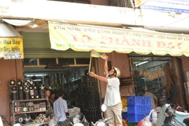 Sẩy chân, bé trai rơi từ tầng 7 chung cư tử vong