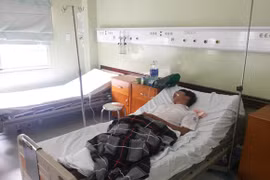 Tài xế taxi bị gần chục đối tượng đánh hội đồng dã man