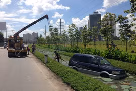 Tránh xe máy, ô tô 7 chỗ lao thẳng xuống ao sen