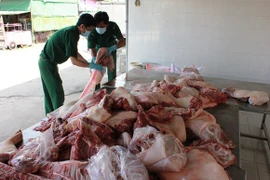 Hơn 300kg thịt “bẩn” đi taxi vào TP.HCM