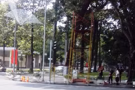 Sập giàn giáo khi treo đèn trang trí, 3 công nhân nhập viện