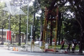 Sập giàn giáo khi treo đèn trang trí, 3 công nhân nhập viện