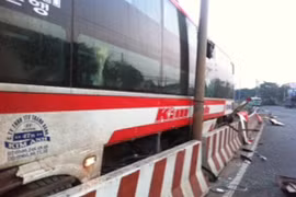 Xe giường nằm lao vào dải phân cách, hành khách thót tim