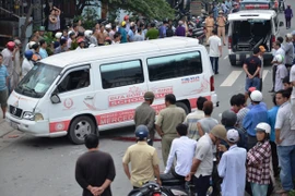 Hai vợ chồng bị xe đưa đón học sinh cán chết trên đường