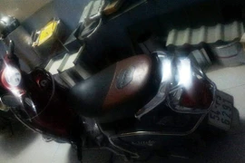 Táo tợn đạp ngã xe, móc trộm iPhone 5 trên phố