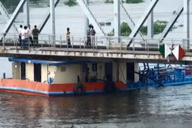 2 giờ “giải cứu” sà lan mắc kẹt dưới gầm cầu sắt Bình Lợi